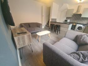 2 bedroom student house in Hyde Park, Leeds