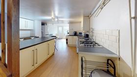 5 bedroom student house in Hyde Park, Leeds