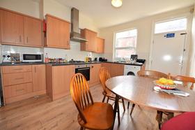 5 bedroom student house in Hyde Park, Leeds