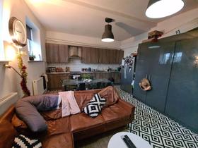 5 bedroom student house in Hyde Park, Leeds