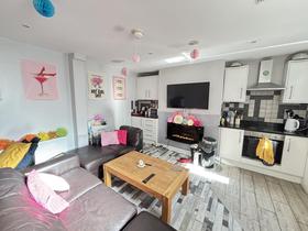 3 bedroom student house in Hyde Park, Leeds