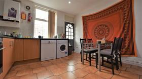 4 bedroom student house in Hyde Park, Leeds