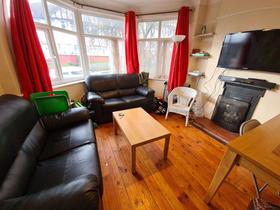 4 bedroom student house in Hyde Park, Leeds