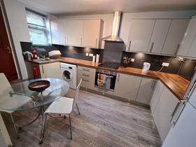 5 bedroom student house in Hyde Park, Leeds