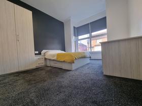 8 bedroom student house in Hyde Park, Leeds