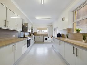 8 bedroom student house in Brynmill, Swansea
