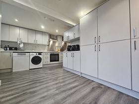 9 bedroom student house in Hyde Park, Leeds