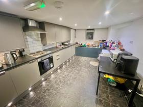 5 bedroom student house in Hyde Park, Leeds