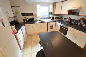 6 bedroom student house in Hyde Park, Leeds