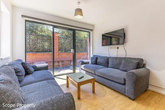 5 bedroom student house in Newtown, Reading