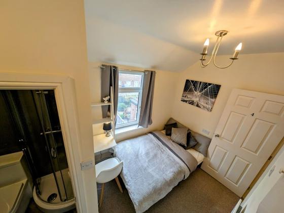 4 bedroom student house in Newcastle-under-Lyme, Stoke-on-Trent