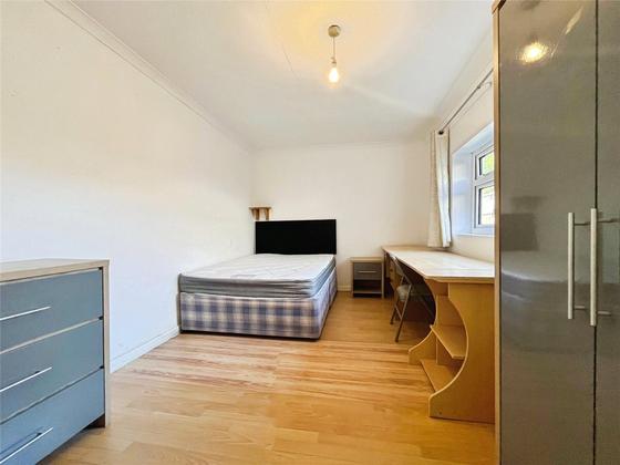 1 bedroom student house in Egham, Surrey