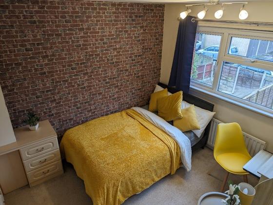4 bedroom student house in Newcastle-under-Lyme, Stoke-on-Trent