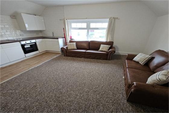 3 bedroom student apartment in Charminster, Bournemouth