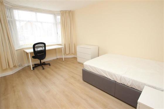 6 bedroom student house in Ensbury Park, Bournemouth