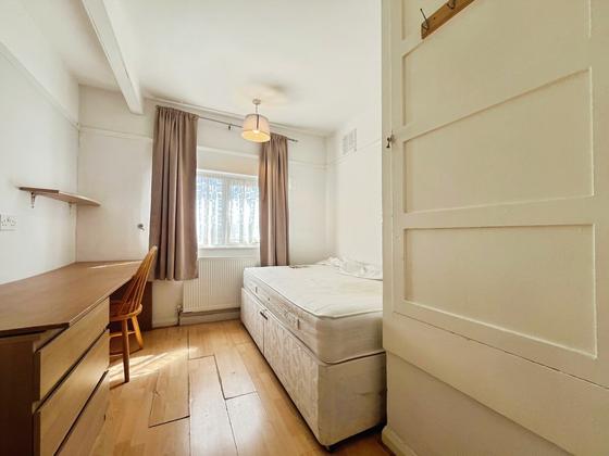 1 bedroom student house in Egham, Surrey