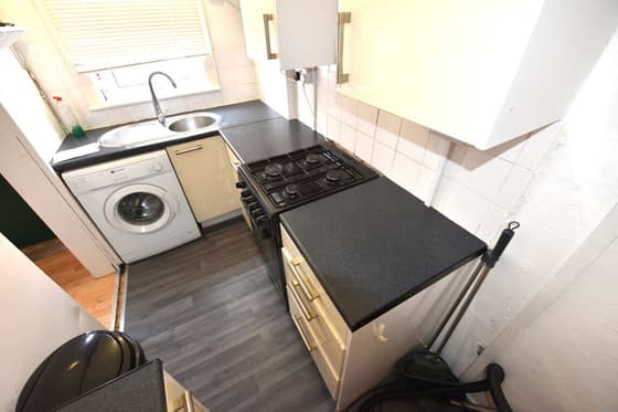 2 bedroom student house in Hyde Park, Leeds