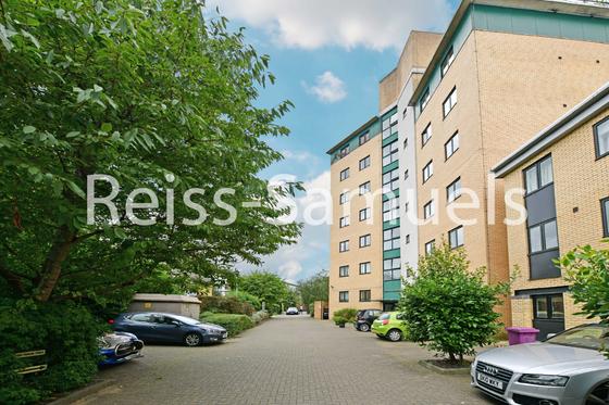 2 bedroom student apartment in Canary Wharf, London