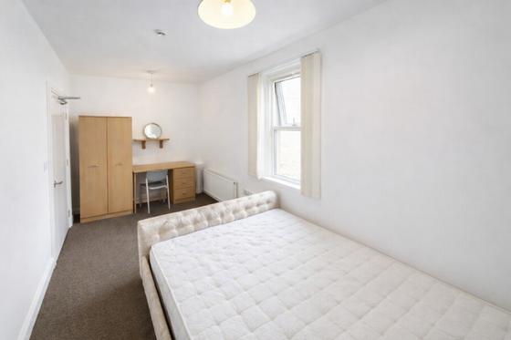 1 bedroom student house in Cathays, Cardiff