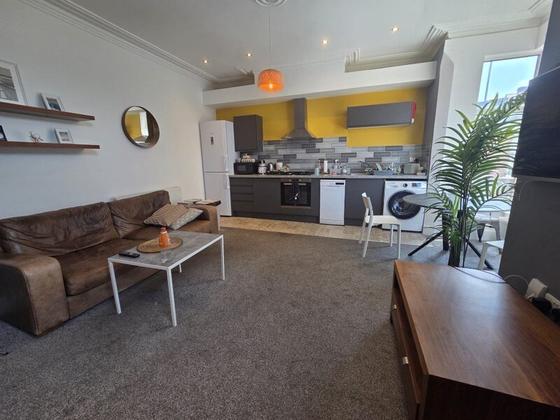 2 bedroom student house in Hyde Park, Leeds