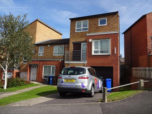 3 bed house — Park Grange Rise, Norfolk Park