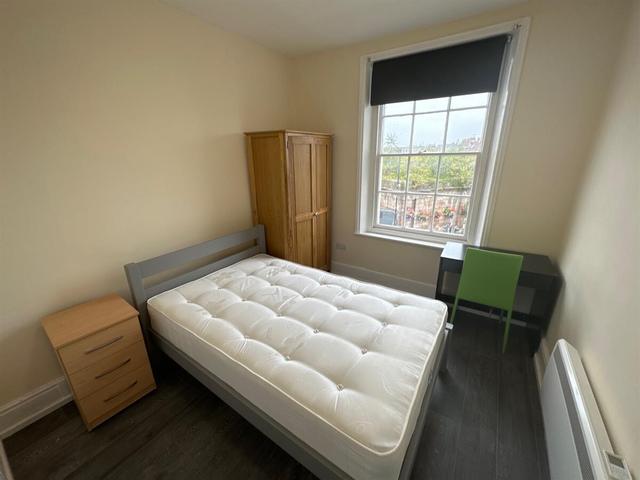 2 bed apartment — 21 High Street, Town Centre