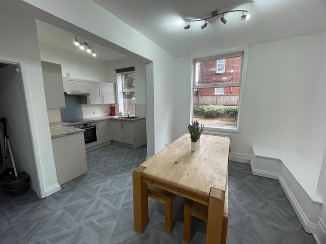 5 bed house — St Michael`s Terrace, Headingley