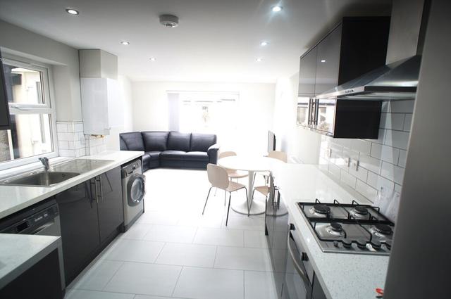 7 bed house — Thesiger Street, Cathays