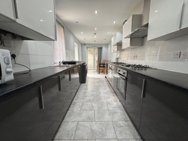 6 bed house — Cranbrook Street, Cathays