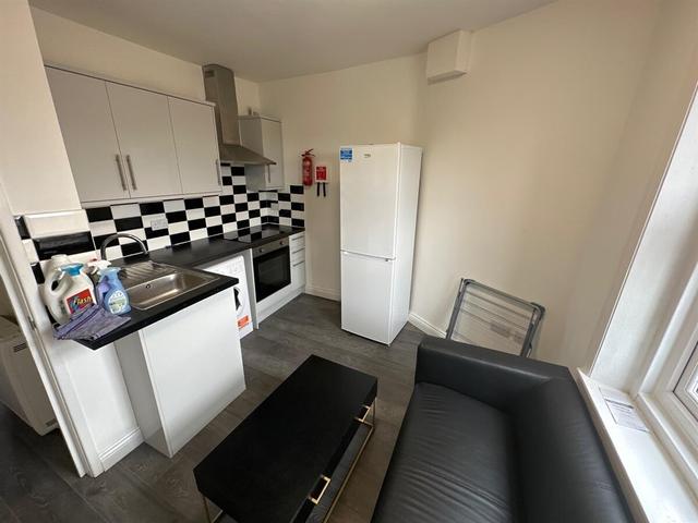 2 bed apartment — High Street, Flat 3, Town Centre