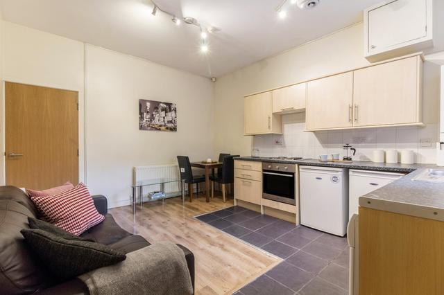 3 bed apartment — Brookfield Road, Headingley