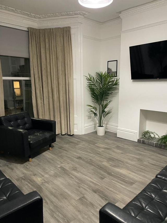 8 bed house — Bryn Road Brynmill, Brynmill