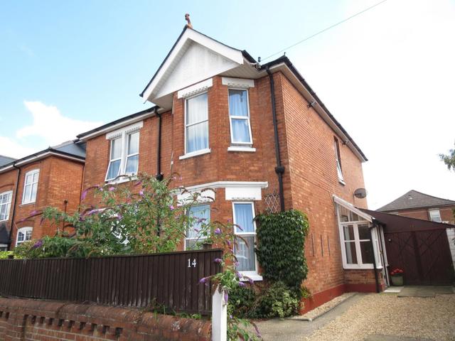 6 bed house — Windermere Road, Charminster