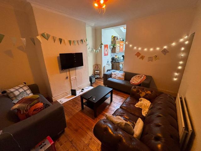 6 bed house — Landcross Road, Fallowfield