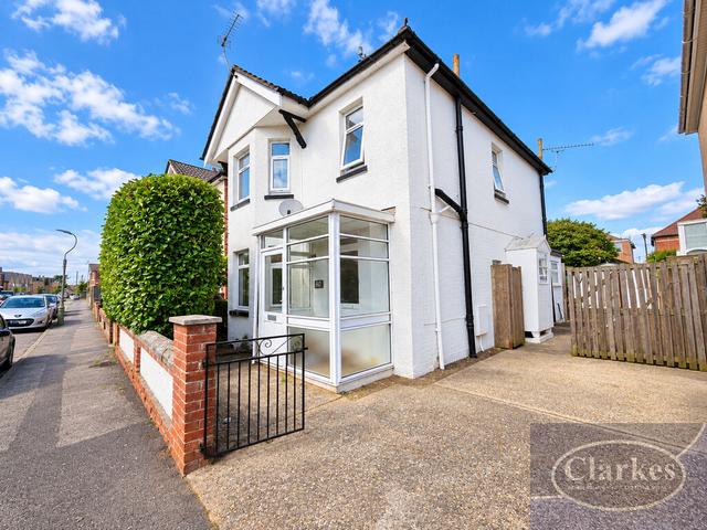 5 bed house — Castle Road Winton, Winton