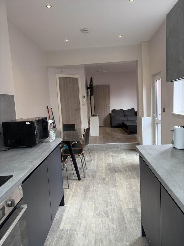 6 bed house — Furness Road, Fallowfield