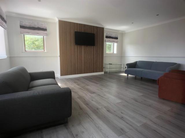 5 bed apartment — 96 Ash Road, Headingley