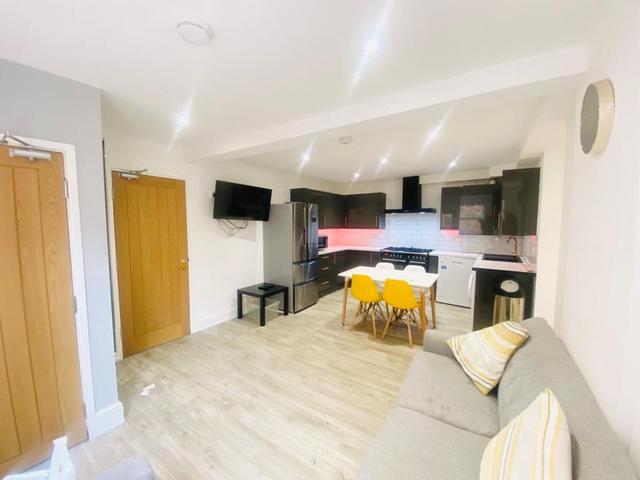 6 bed house — Rolleston Drive, Lenton