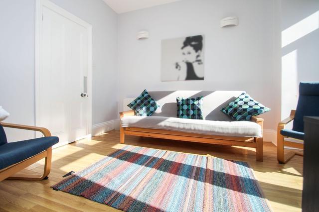 4 bed house — Bonham Road, Winton