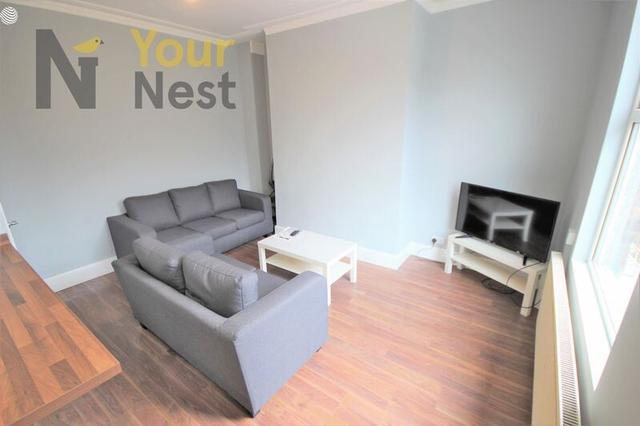 4 bed house — Beechwood Street, Burley