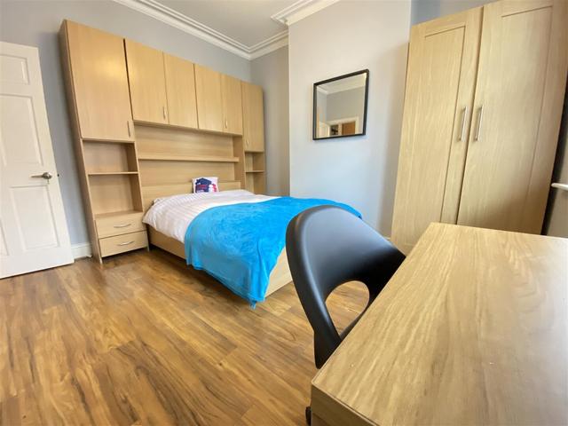 4 bed house — Peel Street, Ashbourne Road