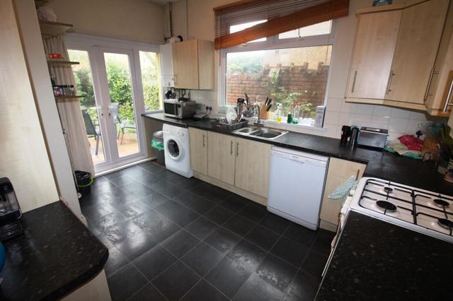 4 bed house — Newfoundland Road, Heath