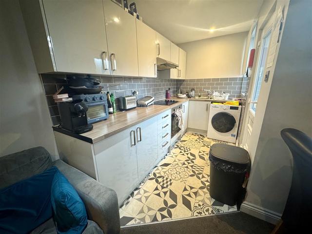 4 bed house — School Road, Crookes