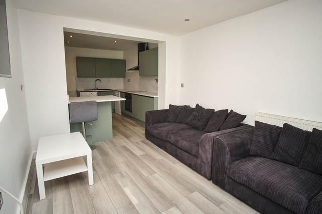 6 bed house — Wallace Road, Forest Road