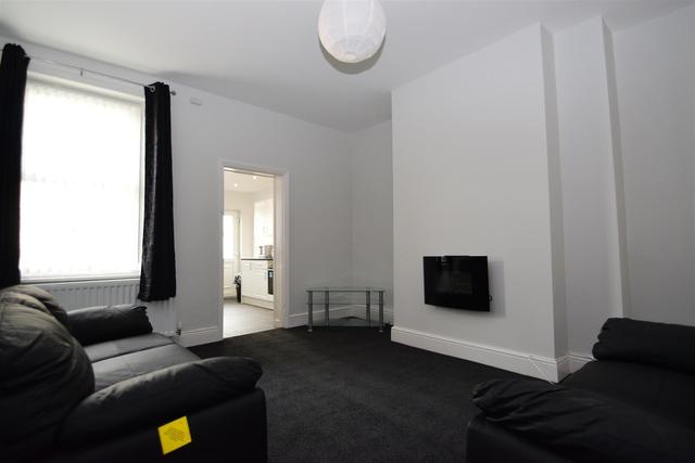 3 bed apartment — King John Street, Heaton