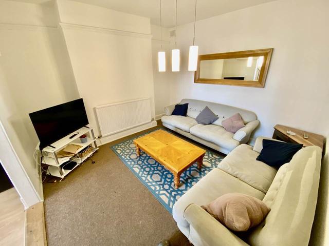 4 bed apartment — Gwydr Crescent, Uplands