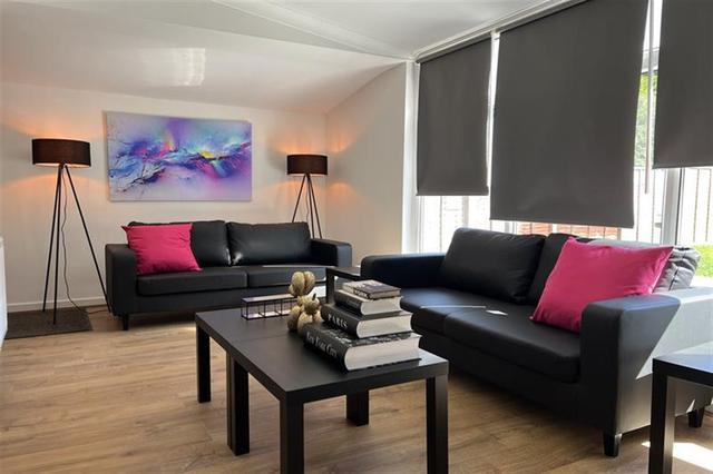 6 bed house — Markham Road, Charminster