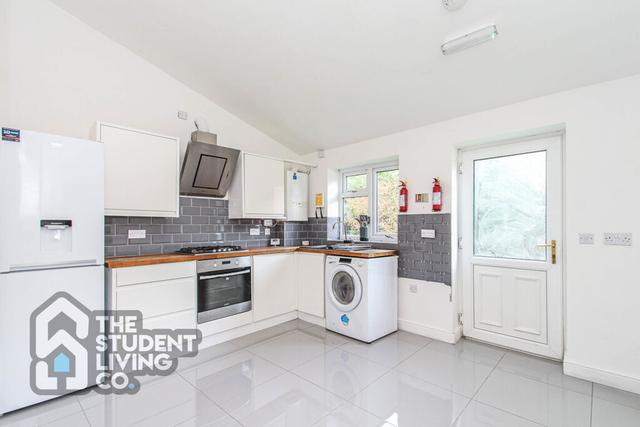 4 bed house — Queens Road East, Beeston