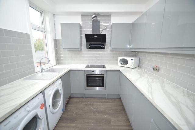 9 bed house — Kirkstall Lane, Headingley