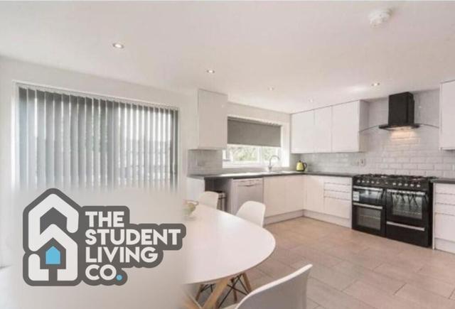 6 bed house — Harlaxton Drive, Lenton